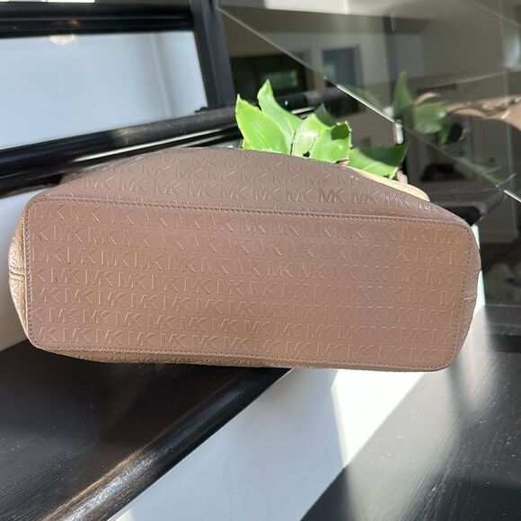 Michael Kors, genuine leather, like new jet set tote, shoulder handbag purse - Picture 9 of 10